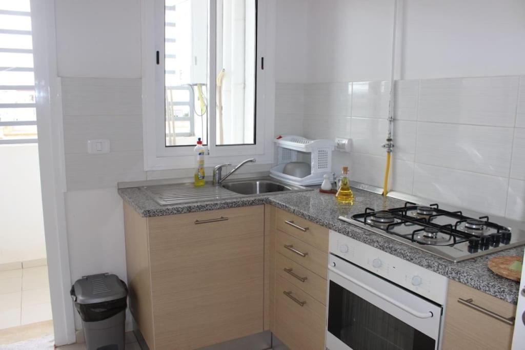 Appartement Simple Et Propre Сфакс Екстериор снимка